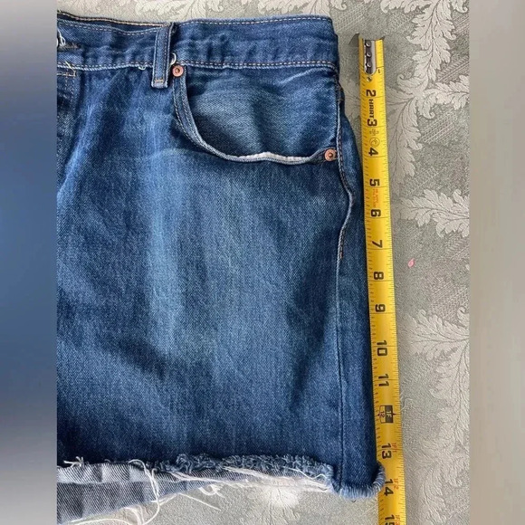 Levi's 501 high rise raw hem shorts. Size W42 x L30 - Picture 7 of 7